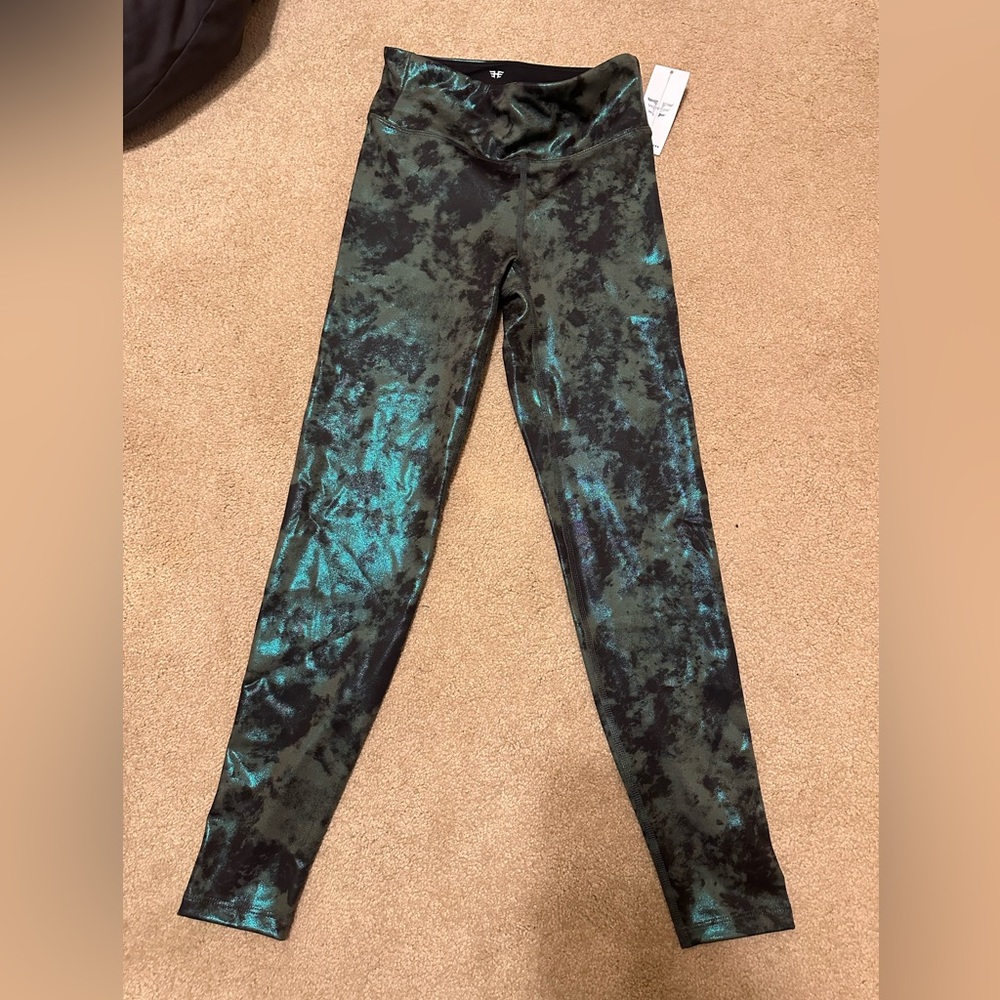 Heroine Sport Marvel Leggings size medium brand new. Metallic green camo